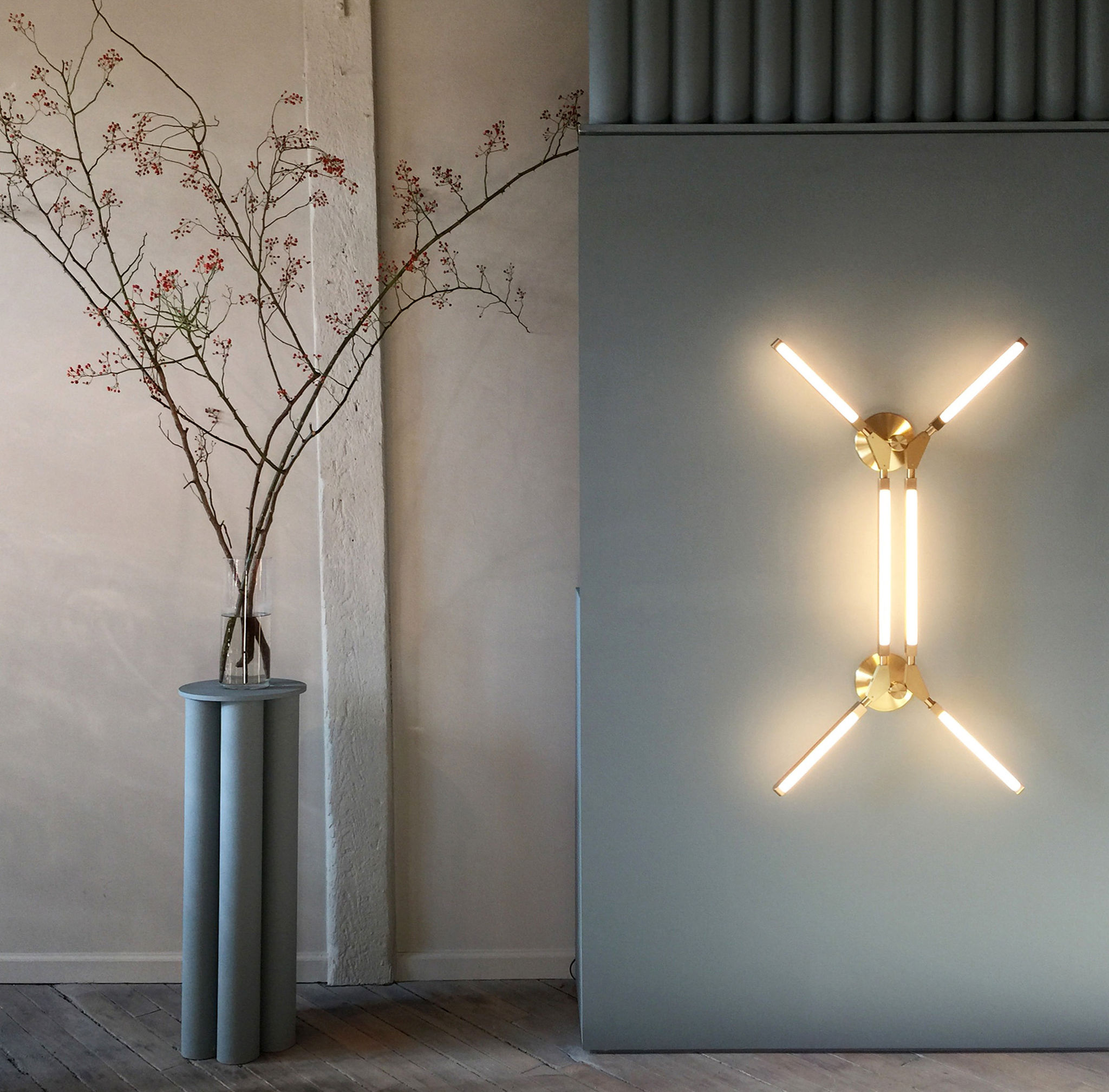 Twentieth_PELLE_PrisMinorSconce_Showroom_SITU