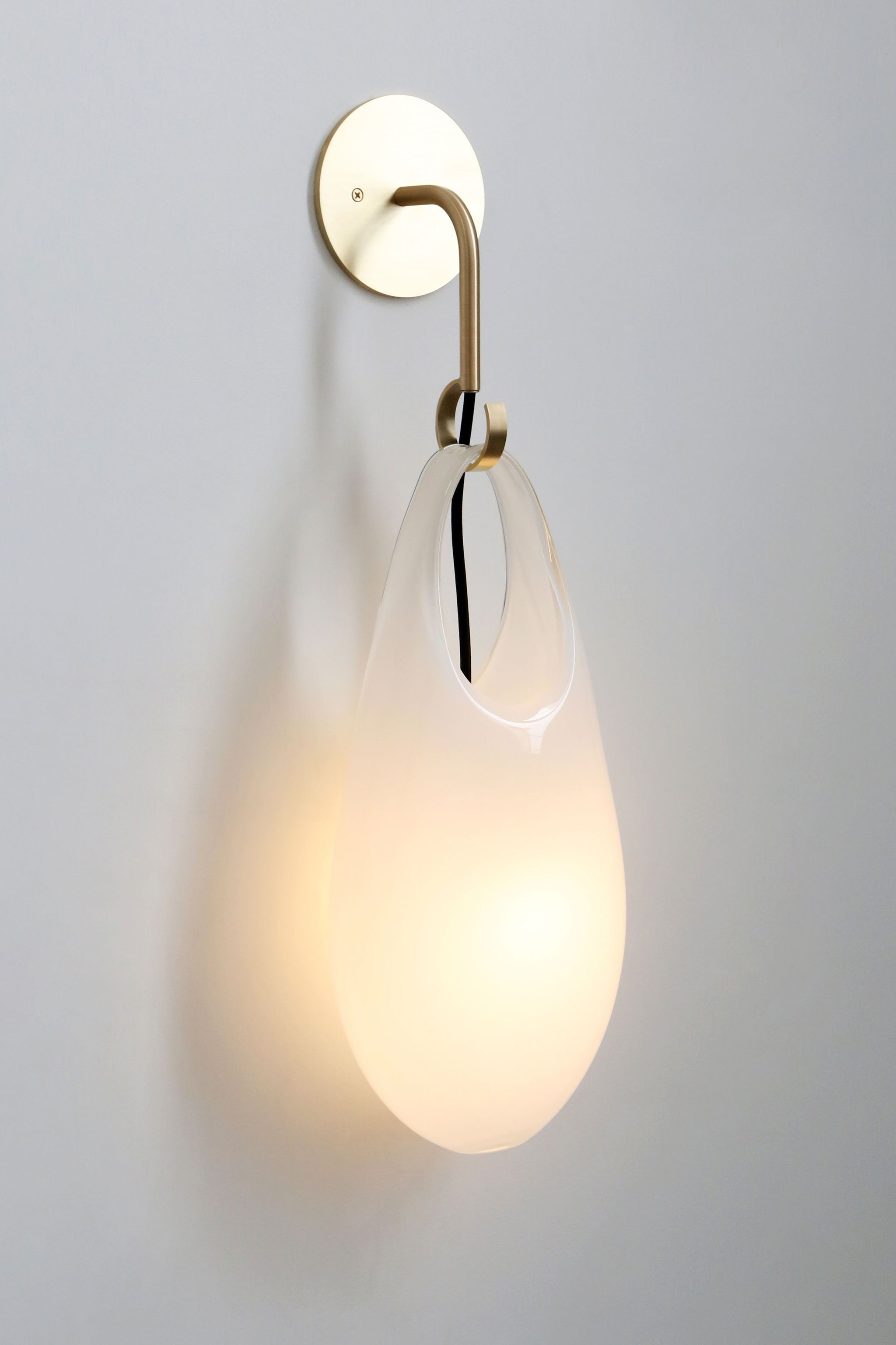 Twentieth SKLO Hold18 Sconce White Brass 2