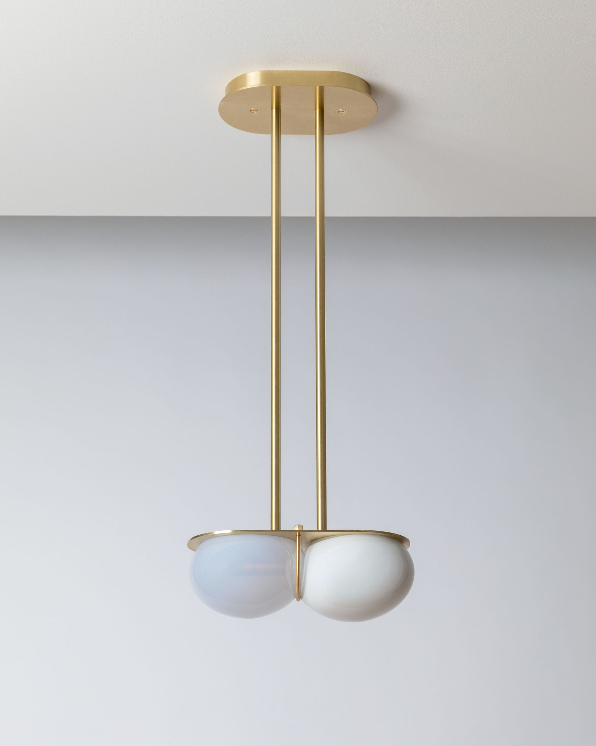 Twentieth_SKLO_Twin4_Pendant_OysterPalette_Brass_off