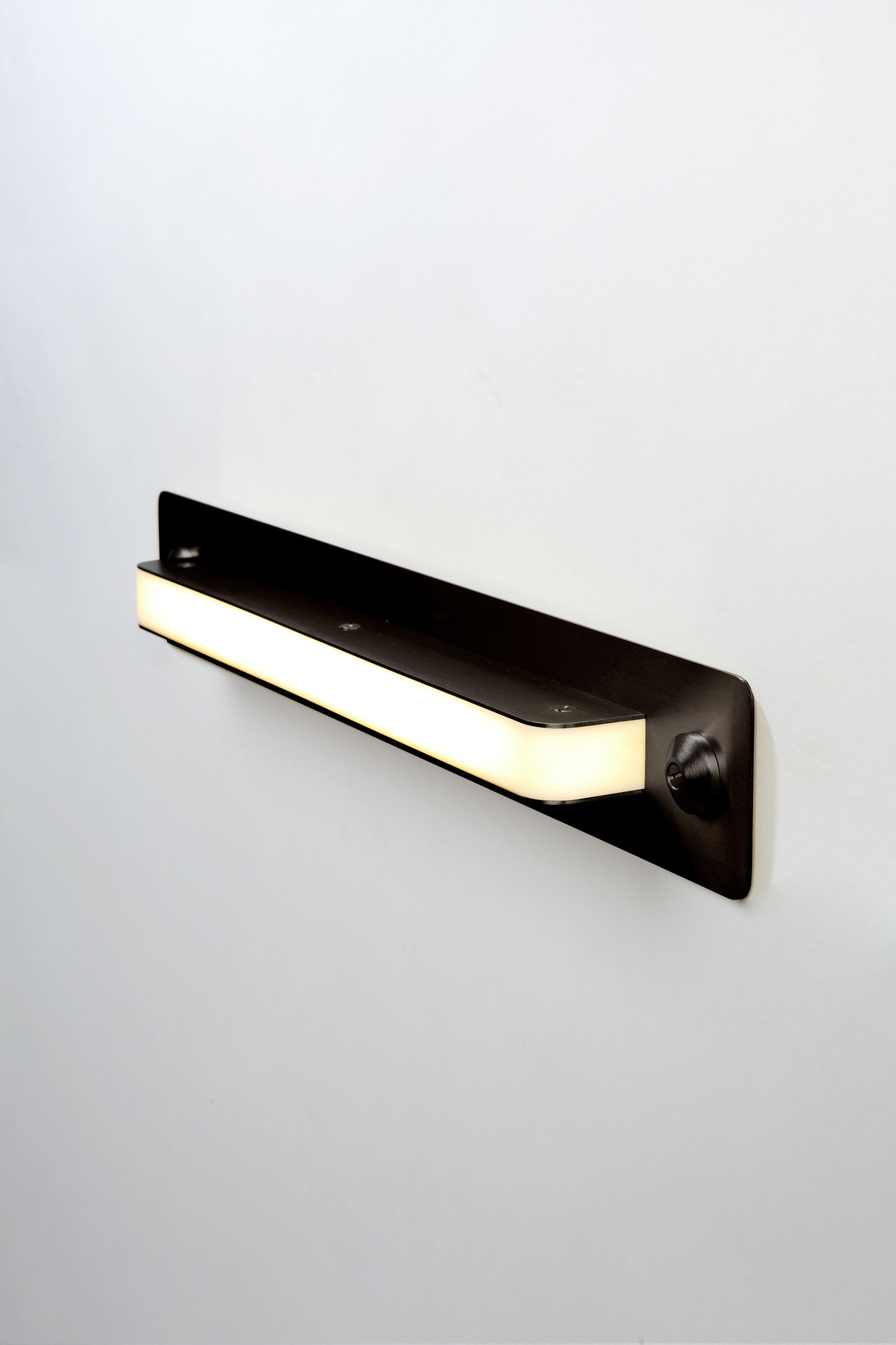 Twentieth_RollHill_HALO_Sconce18_Black