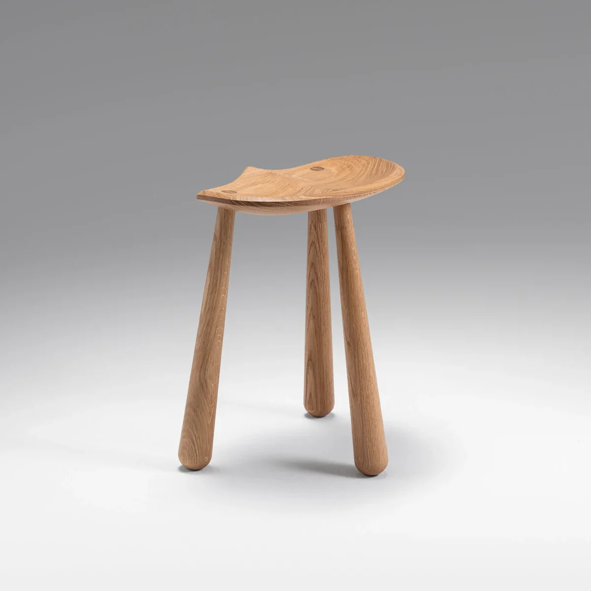 lowstool_0003_210330_RollAndHill_0176_jpg_69f18832-234b-4cd2-9539-160f7921c866