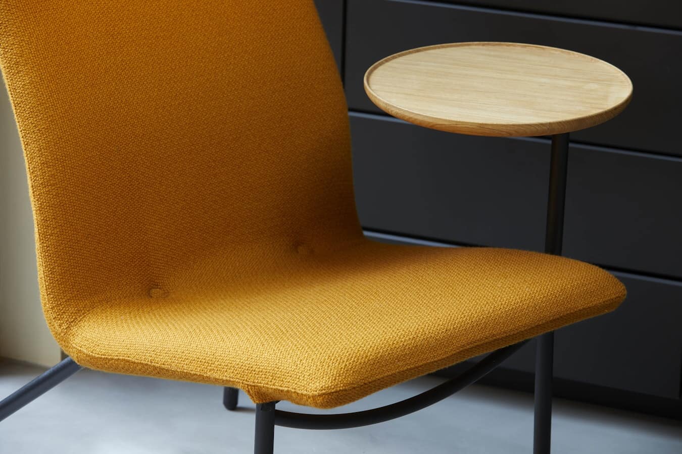 LUCIO-COM-Maharam-Lanalux-oak-Sebastian-Wrong-c2019-EstablishedandSons-cEdReeve-Insitu-detail-01-300dpi